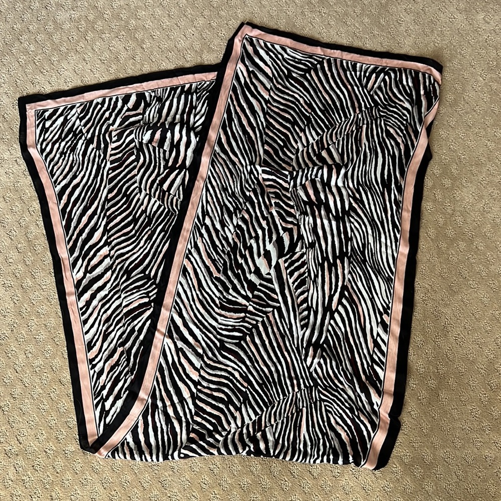 White House Black Market WHBM Printed Black White Pink Scarf - Picture 6 of 6